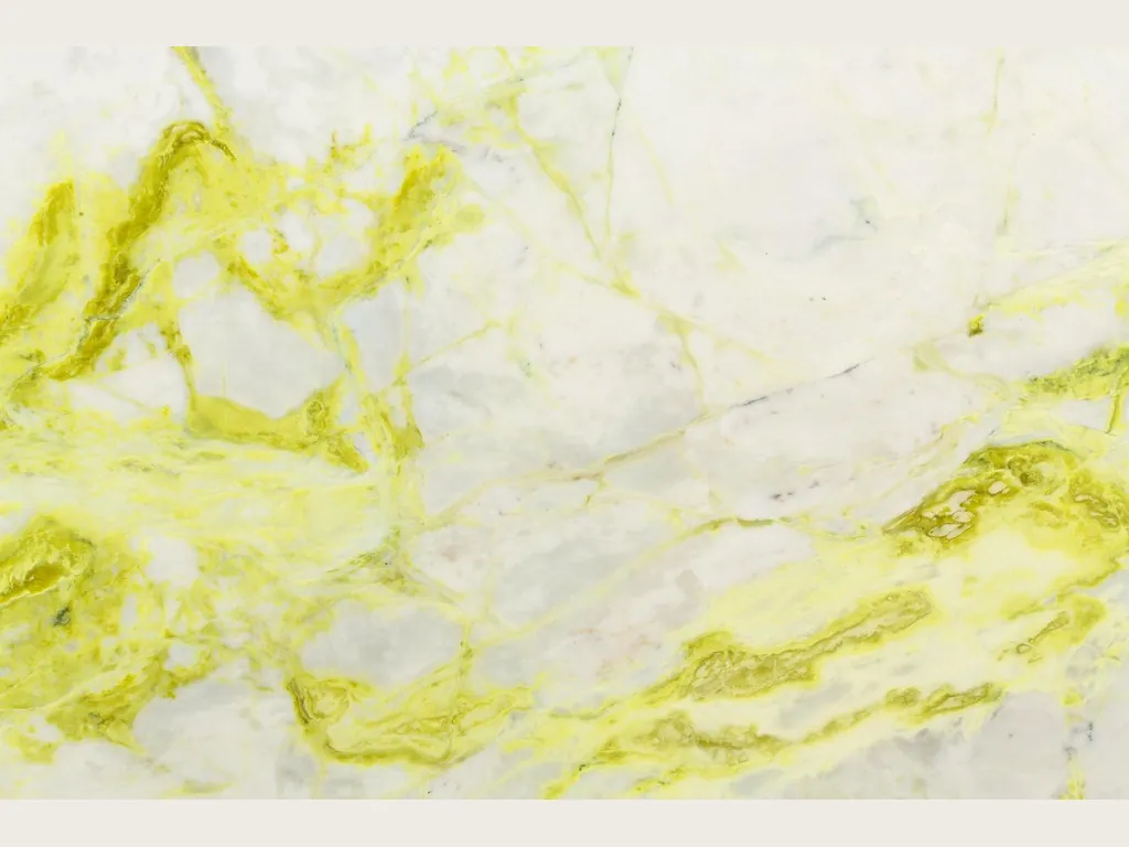 Placa de mármol blanco Luminous: fondo blanco azulado con vetas amarillo limón anchas e irregulares