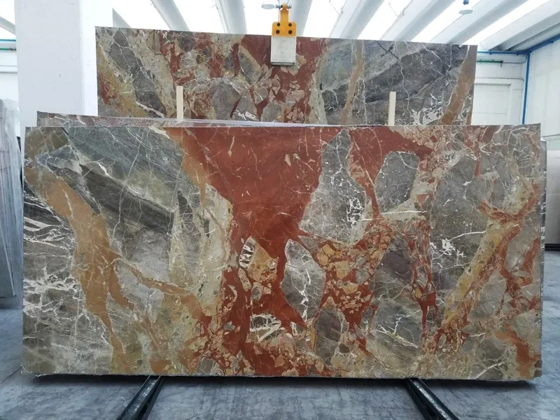 Placa de mármol gris Macchia Vecchia: fragmentos gris verdoso unidos por manchas grandes de rojo óxido y vetas blancas