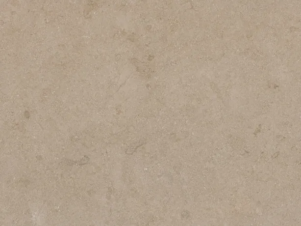 Detalle del Mármol Marfil: nubes tonales suaves y toques rosados sobre el beige cálido mate