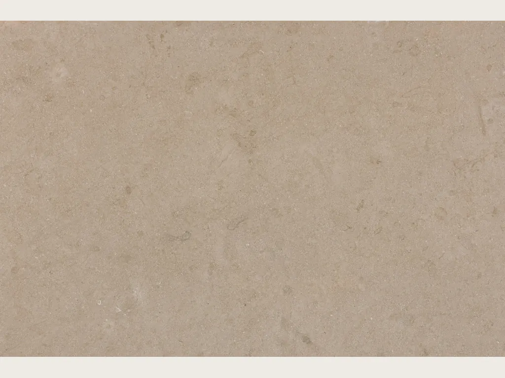 Placa de Mármol Marfil: fondo beige cálido casi liso, sin vetas, con nubes tonales muy leves