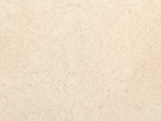 Detalle del mármol beige Masai: puntos diminutos del grano fino sobre el crema rosado