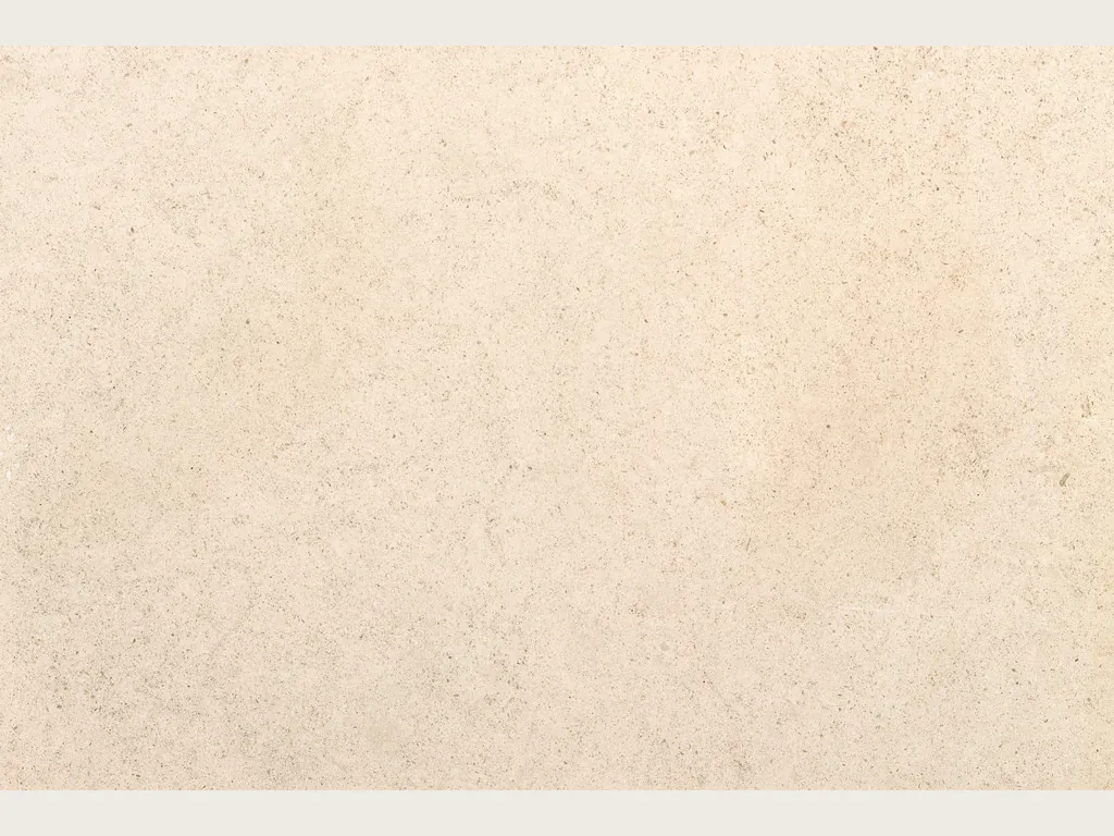 Placa de mármol beige Masai: fondo crema rosado parejo, grano fino con puntos diminutos y superficie mate