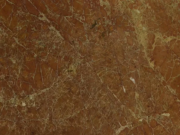 Detalle del Mármol Melograno: la red de vetas crema sobre el rojo con el brillo del pulido