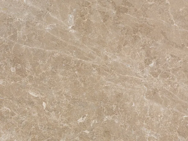 Detalle del Mármol Monaco Claro: vetas crema finas sobre el beige rosado pulido