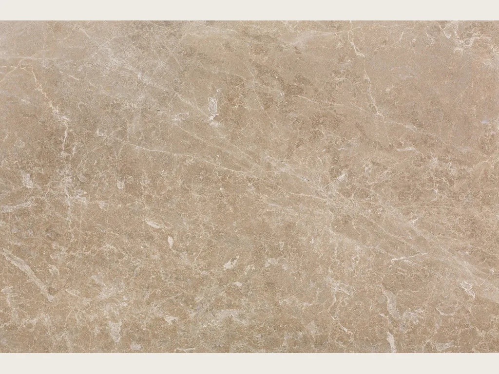 Placa de mármol beige Monaco Claro: fondo beige rosado con una red fina y pareja de vetas crema