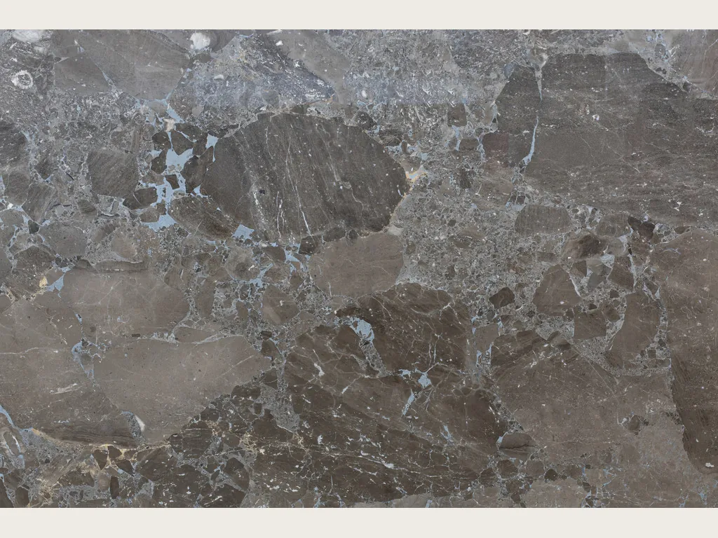 Placa de mármol gris Moon Grey: fragmentos angulosos marrón grisáceo tomados por una matriz gris azulada, acabado pulido
