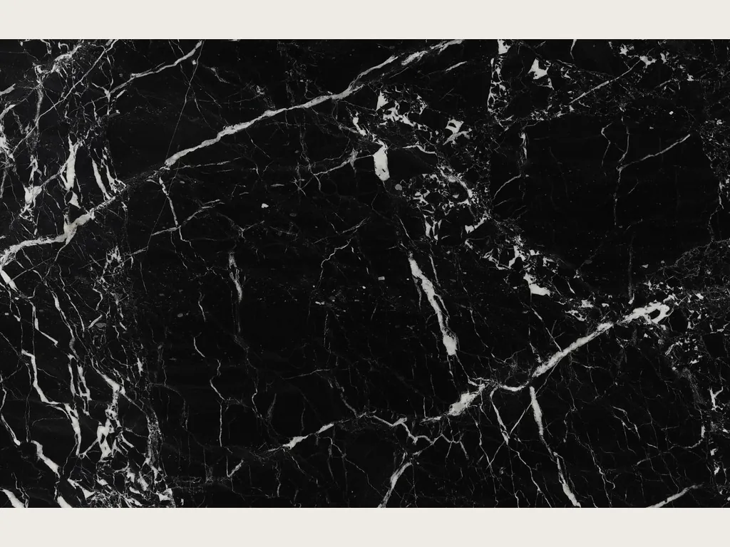 Placa de mármol negro Napoleon Black: fondo negro profundo con una red irregular de vetas blancas