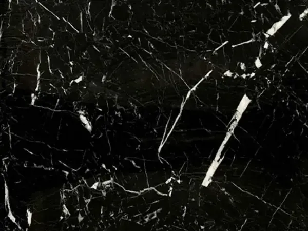 Placa de Mármol Nero Marquina: fondo negro profundo con pocas vetas blancas finas y rectas en diagonal