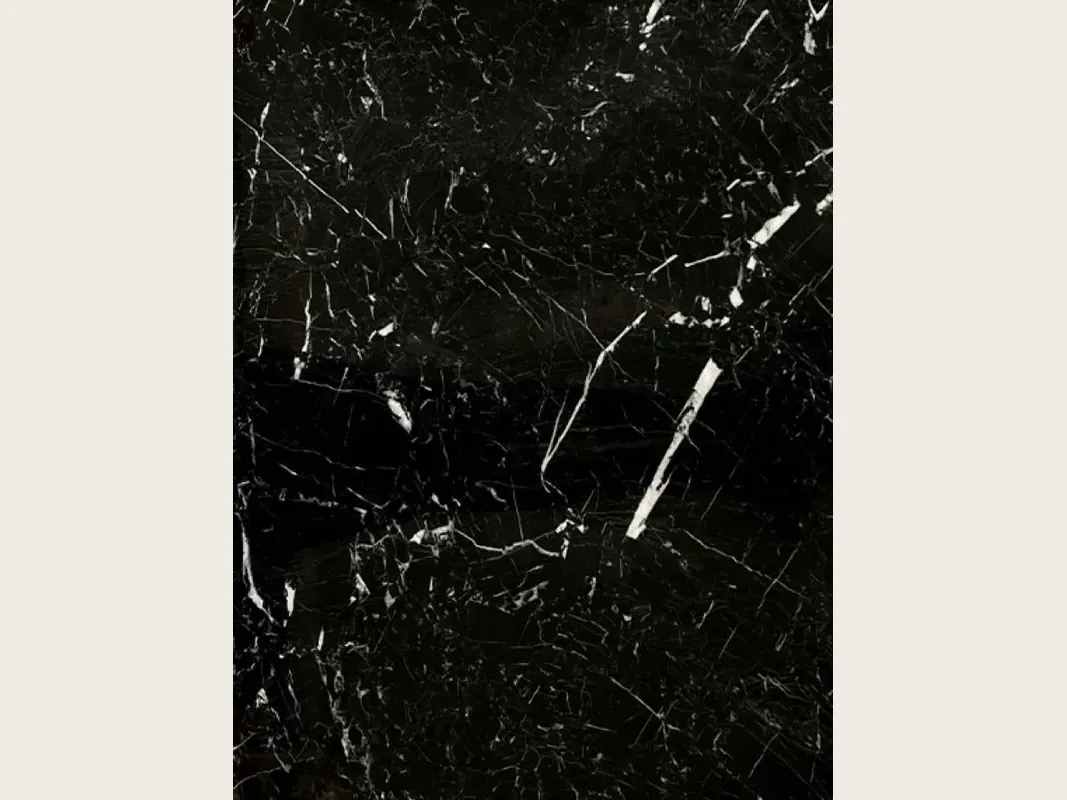 Placa de mármol negro Nero Marquina: fondo negro profundo con pocas vetas blancas finas y rectas en diagonal