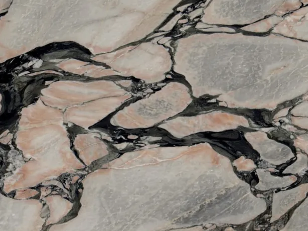 Detalle del mármol gris Notre Dame: vetas negras sinuosas rodeando fragmentos grises y rosados