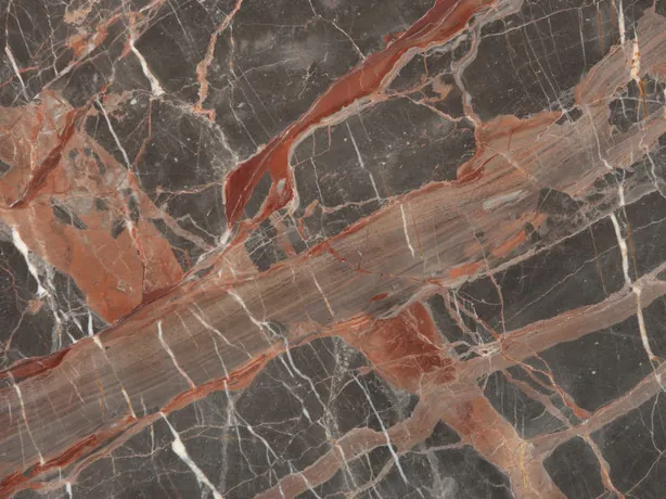 Detalle del mármol café Ombra di Caravaggio: cruce de vetas terracota y blancas sobre el fondo pulido