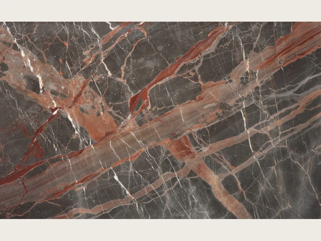Placa de mármol café Ombra di Caravaggio: vetas terracota anchas y blancas finas sobre gris pardo oscuro
