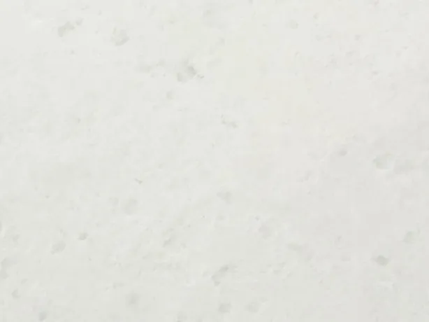 Detalle de Mármol Opal White: superficie mate, sombras grises apenas visibles