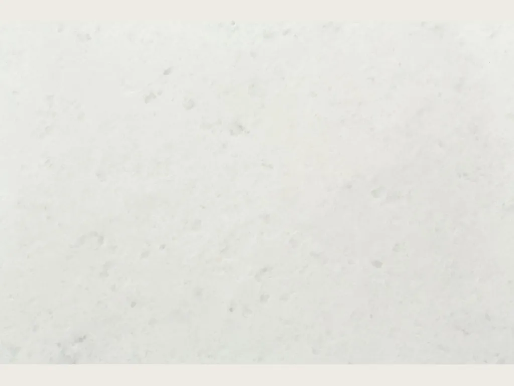 Placa de mármol blanco Opal White: blanco liso y uniforme con leves sombras grises