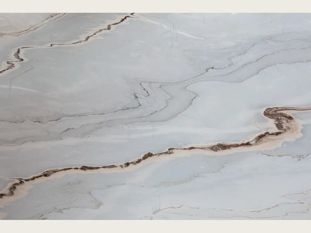 Placa de mármol gris Palissandro Blu: fondo gris azulado con líneas onduladas y una banda óxido