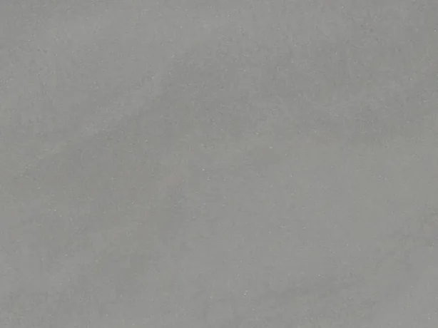 Detalle de la placa de Pietra Serena: el mate del gris medio y sus nubes tonales leves.