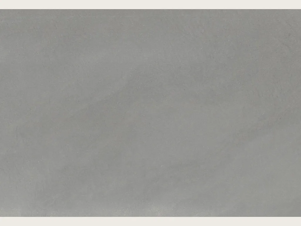 Placa de mármol gris Pietra Serena: gris medio liso y uniforme, sin vetas, en vista completa.