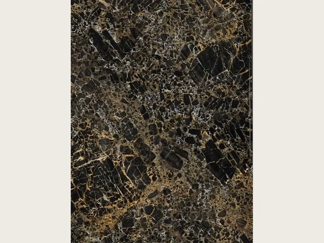 Placa de mármol negro Portoro: fragmentos negros separados por una red densa de vetas doradas y blancas