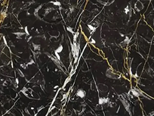 Placa de Mármol Prometeus: fondo negro con vetas blancas y doradas cruzadas y algunos remolinos blancos