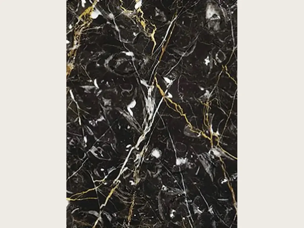Placa de mármol negro Prometeus: fondo negro con vetas blancas y doradas cruzadas y algunos remolinos blancos