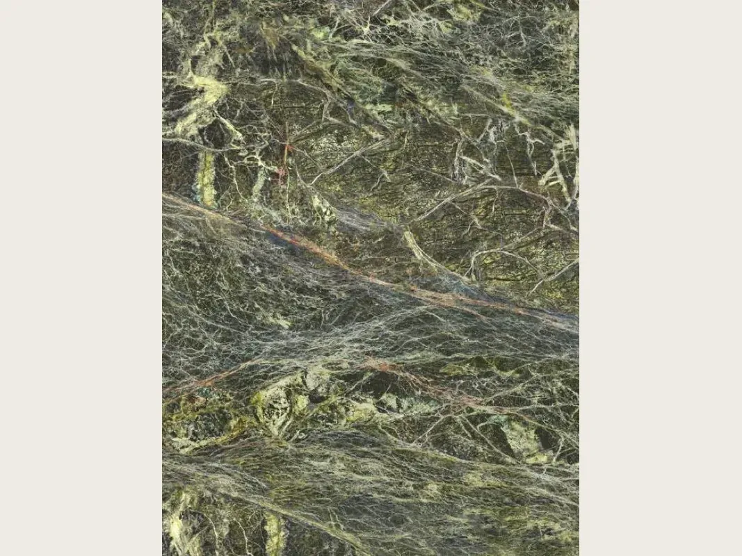 Placa de mármol verde Rainforest Green: verde oscuro con una red densa de vetas verde amarillento y rojizas