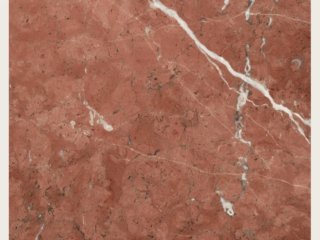 Placa de Mármol Rojo Alicante: fondo rojo terracota parejo con pocas vetas blancas en diagonal y motas oscuras pequeñas