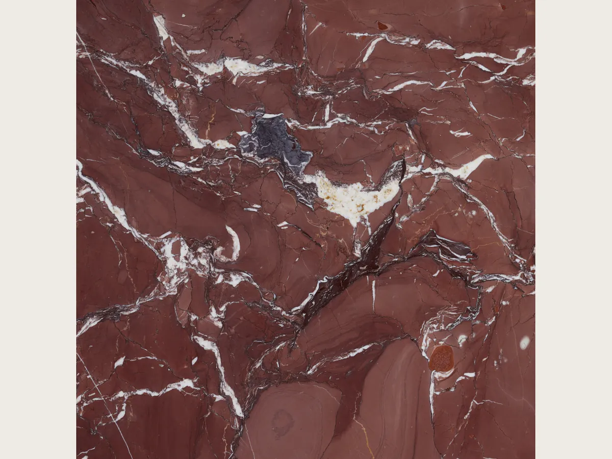 Placa de Mármol Rojo Cardinale: fondo burdeos con vetas blancas irregulares y manchas gris violáceo
