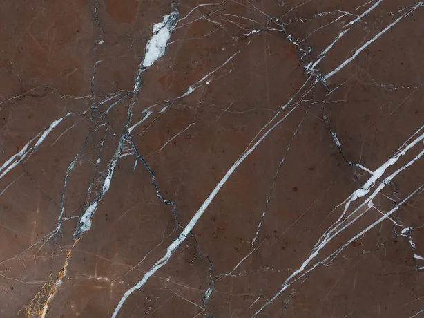 Detalle del Rojo Collemandina: veta blanca y gris azulado sobre el fondo oscuro