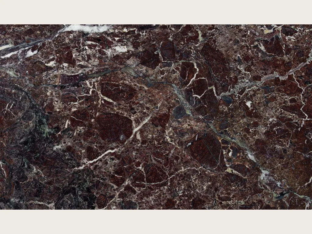 Placa de mármol rojo Rosso Levanto: fondo burdeos oscuro brechado con red de vetas blancas y zonas verde grisáceo