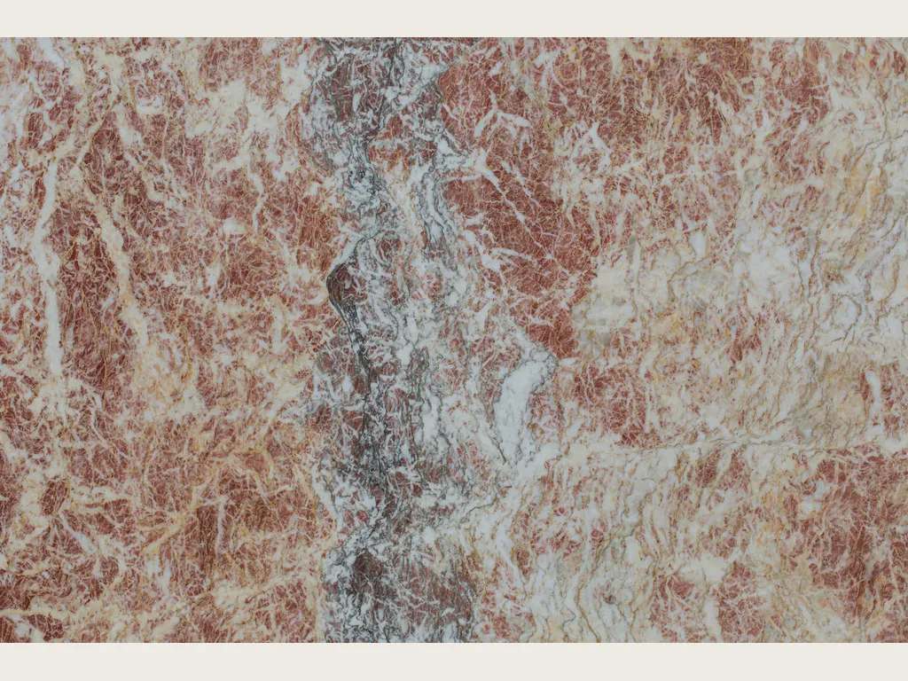 Placa de Mármol Rosa Peralba: fondo rosa rojizo con red de vetas blancas finas y franja gris violácea
