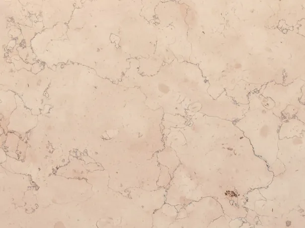 Detalle del Mármol Rosa Perlino: líneas onduladas marrón claro sobre el beige rosado mate