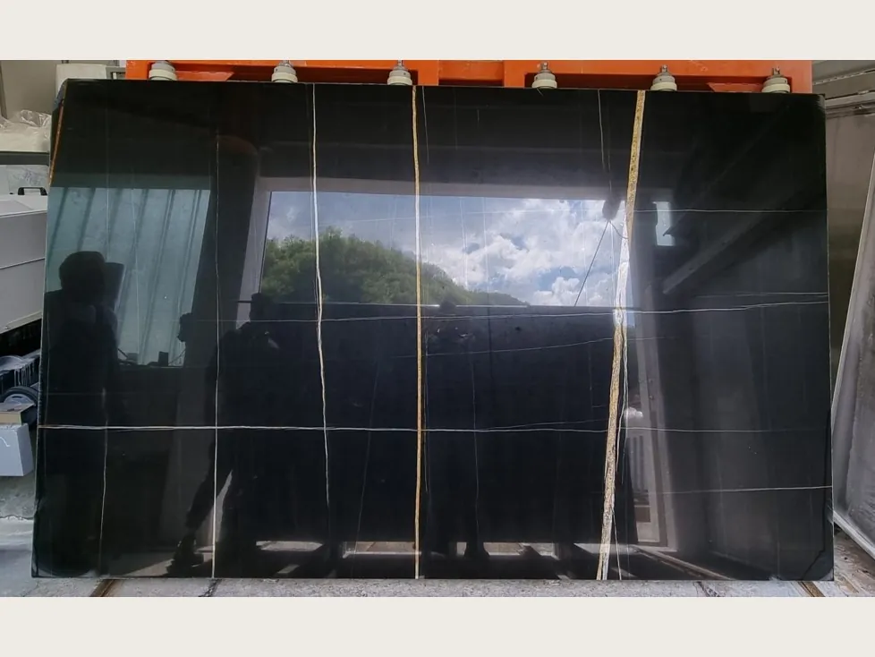 Placa de mármol negro Sahara Noir: fondo negro amarronado con líneas doradas muy finas (otra placa)