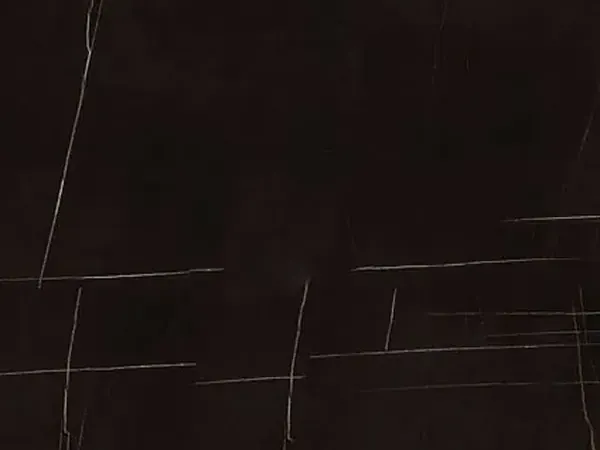 Placa de Mármol Sahara Noir: fondo negro amarronado con líneas doradas muy finas