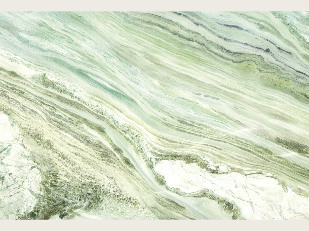 Placa de mármol verde Sequoia Green: bandas onduladas de verde claro, blanco y gris en diagonal