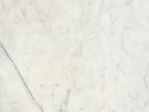 Detalle de la placa de Mármol Silver Glace: las vetas grises finas se ven sobre el blanco pulido.