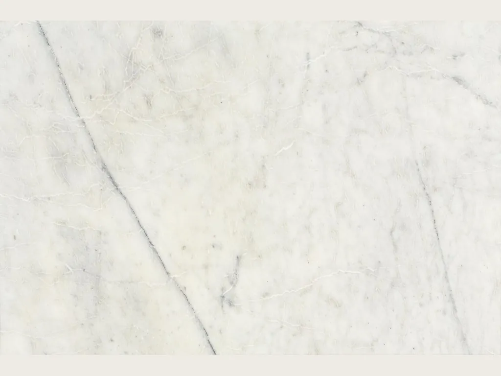 Placa de mármol blanco Silver Glace: fondo blanco casi liso, con escasas vetas grises finas cruzando en diagonal.