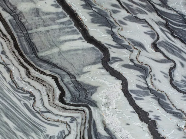 Detalle del Mármol Silver Stream: densidad de las bandas negras y brillo del pulido