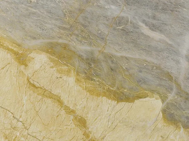 Detalle de la placa de Skysand: la línea ocre irregular y las vetas finas