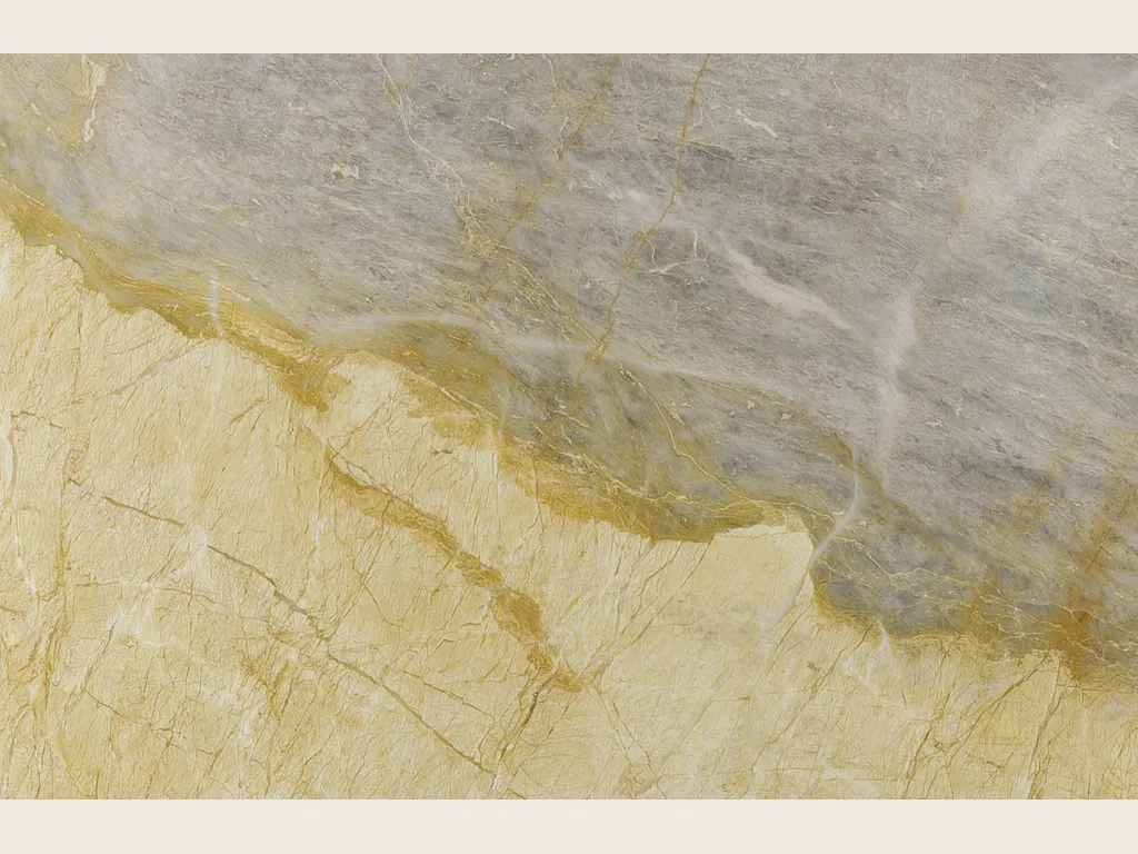 Placa de mármol beige Skysand: zona amarillo dorado y zona gris azulada separadas por una línea ocre en diagonal