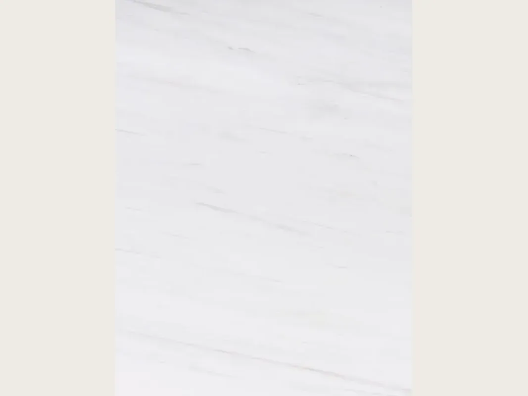 Placa de mármol blanco Snow White: fondo blanco muy limpio con trazos grises tenues en diagonal