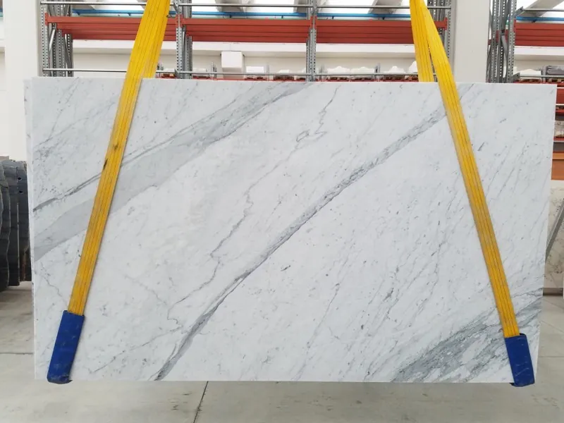 Placa de Mármol Statuarietto: fondo blanco con vetas gris azulado medianas en diagonal y ramificaciones finas