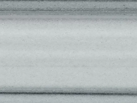 Detalle del Mármol Striato Olimpico: franjas paralelas gris y blanco con el brillo del pulido