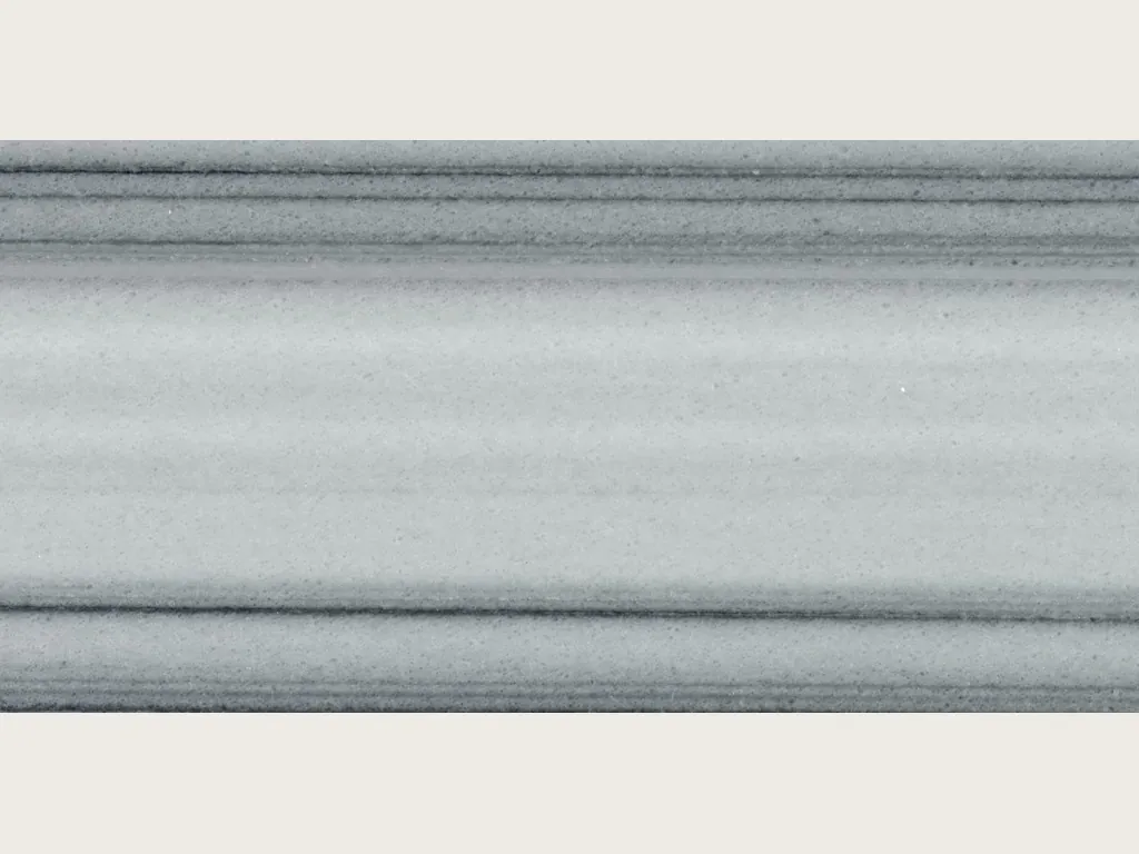Placa de mármol gris Striato Olimpico: franjas horizontales gris oscuro y blanco sobre fondo gris azulado claro