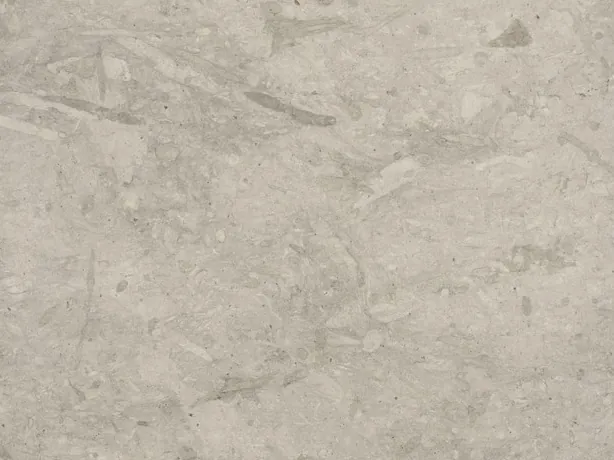 Detalle del Mármol Tala Grey: manchas y trazos grises difusos sobre la superficie mate