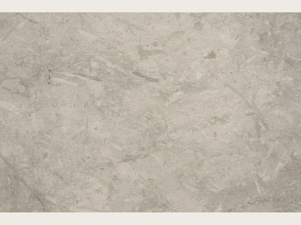 Placa de mármol gris Tala Grey: nubes grises difusas sobre el fondo gris beige claro