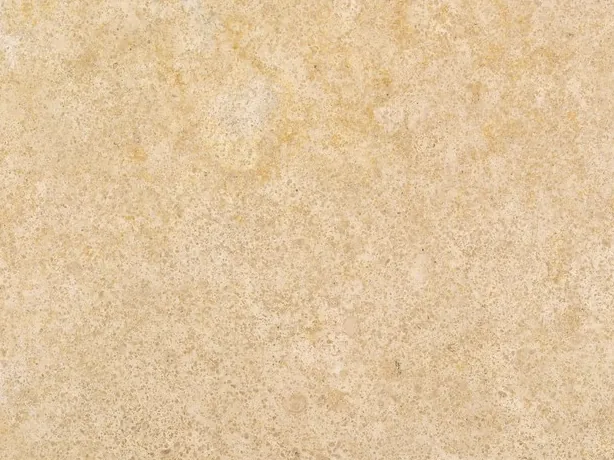 Detalle del Mármol Trani: moteado fino en beige dorado, crema y ocre claro