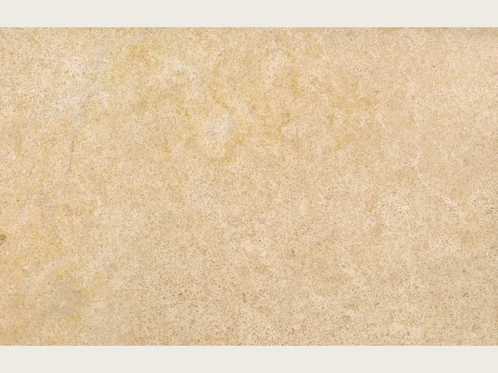 Placa de mármol beige Trani: beige dorado de grano fino moteado y acabado mate, sin vetas