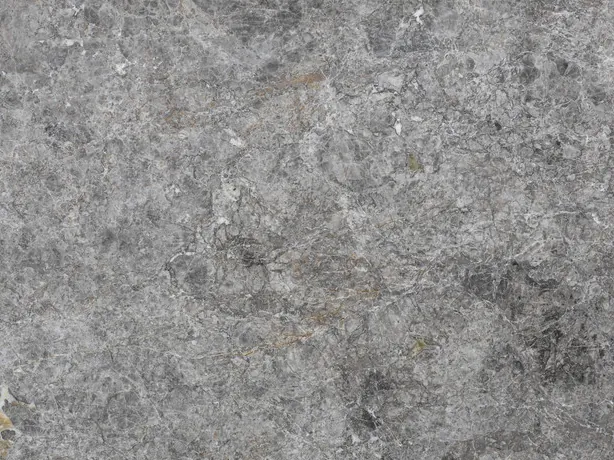 Detalle del mármol gris Tundra: puntos claros salpicados sobre las nubes de gris