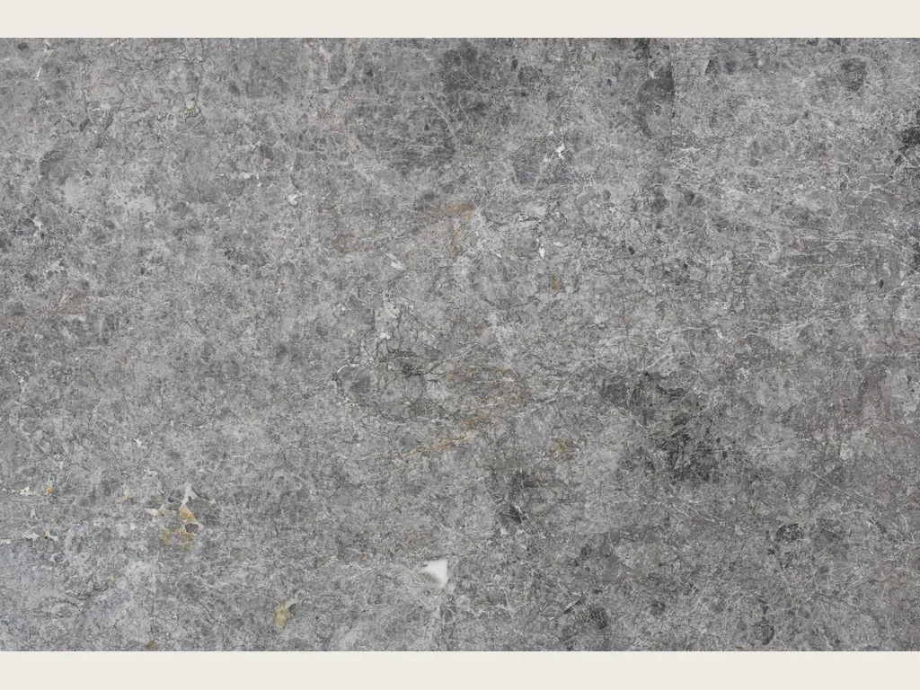 Placa de mármol gris Tundra: gris medio nublado con manchas difusas y puntos claros