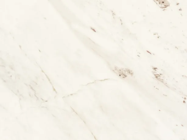 Detalle del Mármol Venus: vetas grises finas y manchas beige sobre el blanco pulido